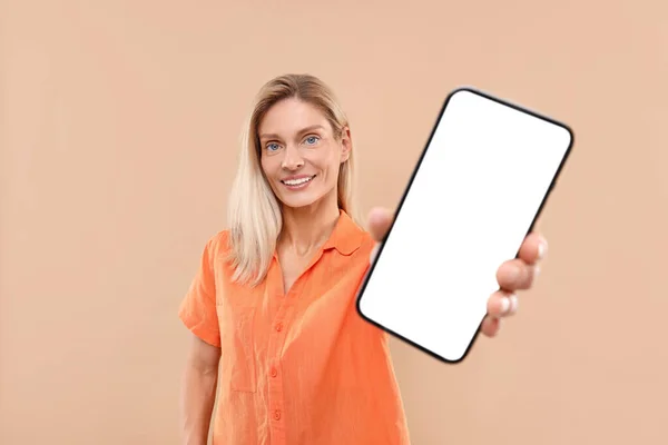 Mujer Feliz Sosteniendo Smartphone Con Pantalla Blanco Sobre Fondo Beige —  Fotos de Stock