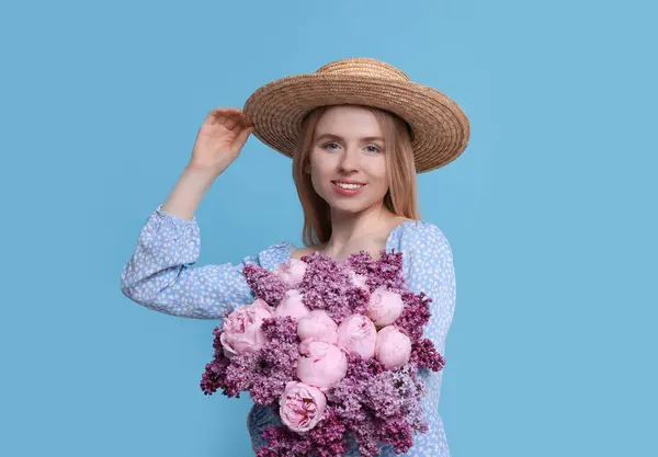 Mulher Bonita Com Buquê Flores Primavera Fundo Azul Claro — Fotografia de Stock
