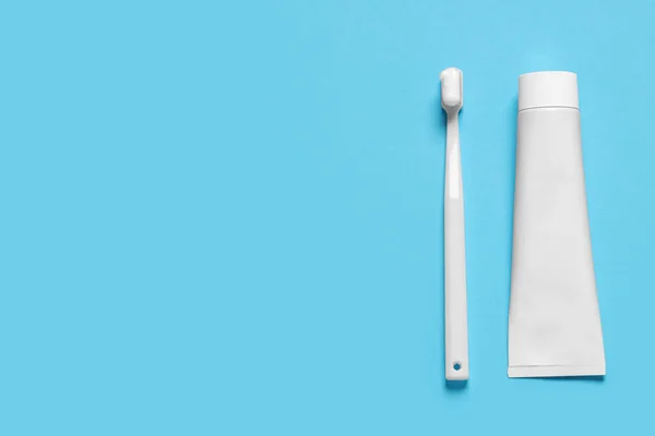Zahnbürste Aus Kunststoff Mit Paste Und Tube Auf Hellblauem Hintergrund — Stockfoto