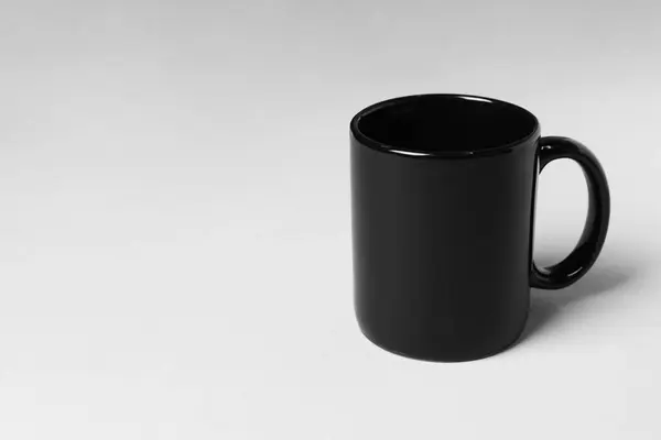 浅灰背景的黑色陶瓷杯 案文的篇幅 — 图库照片