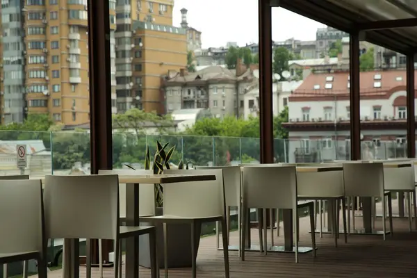 展望エリアカフェ 美しい街並みに対するテーブルと椅子 — ストック写真