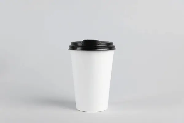Taza Papel Con Tapa Plástico Sobre Fondo Claro Café Para —  Fotos de Stock