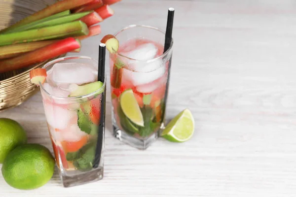 Leckerer Rhabarber Cocktail Mit Limette Auf Weißem Holztisch Platz Für — Stockfoto