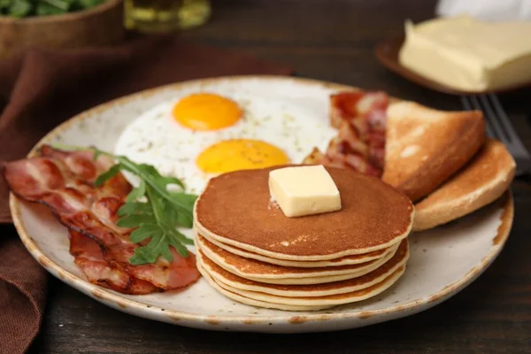 Tahta masada omlet ve pastırmayla servis edilen leziz krepler, yakın plan.