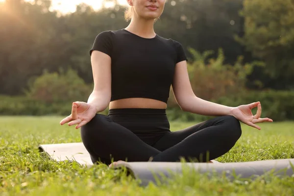 Mujer Practicando Yoga Esterilla Aire Libre Primer Plano Postura Loto — Foto de Stock