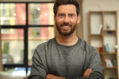 Ofisteki yakışıklı bir adamın portresi.