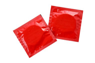 Prezervatif paketleri beyaz, üst görünümde izole edilmiş. Güvenli seks.