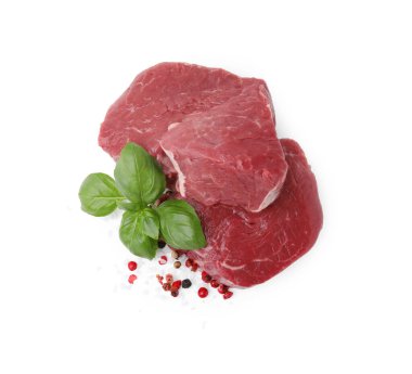 Taze et, fesleğen yaprağı ve beyaza izole edilmiş baharatlar.