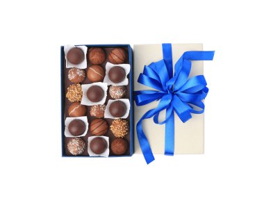 Beyaz manzaralı, nefis çikolata şekerleriyle dolu bir kutu.