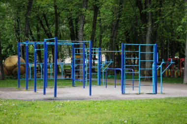 Parktaki spor salonundaki boş parmaklıklar.