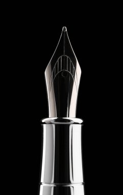 Siyah arkaplanda gümüş dolma kalem, yakın plan