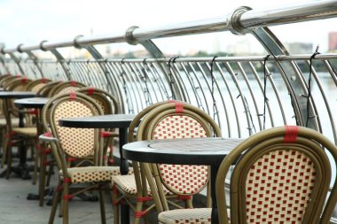 Cafe terasında şık sandalyeler ve masalar