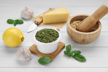 Lezzetli pesto sosu kasede ve malzemeler beyaz ahşap masada