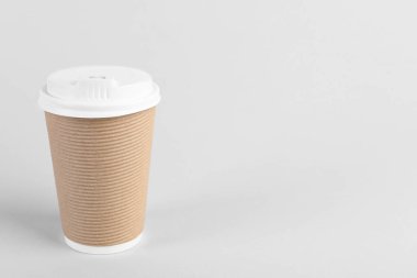 Arka planda plastik kapaklı kağıt bardak, metin için boşluk. Kahve hazır.