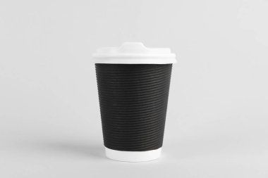 Plastik kapaklı siyah kağıt bardak. Kahve hazır.