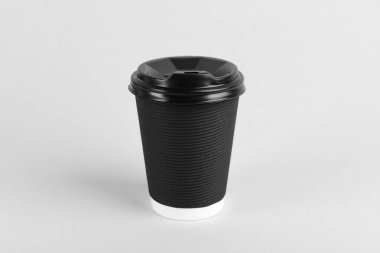 Plastik kapaklı siyah kağıt bardak. Kahve hazır.