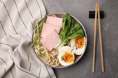 Gri masada servis edilen etli lezzetli ramen. Erişte çorbası.