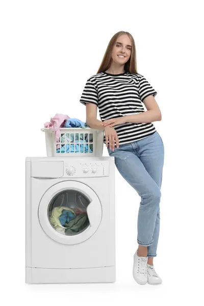 Çamaşır Sepetinin Yanında Beyaz Arka Planda Çamaşır Makinesi Olan Güzel — Stok fotoğraf