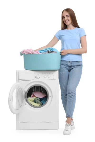 Mulher Bonita Com Lavanderia Perto Máquina Lavar Roupa Fundo Branco — Fotografia de Stock