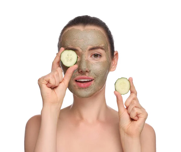 Hermosa Mujer Con Máscara Arcilla Sosteniendo Pedazos Pepino Sobre Fondo — Foto de Stock