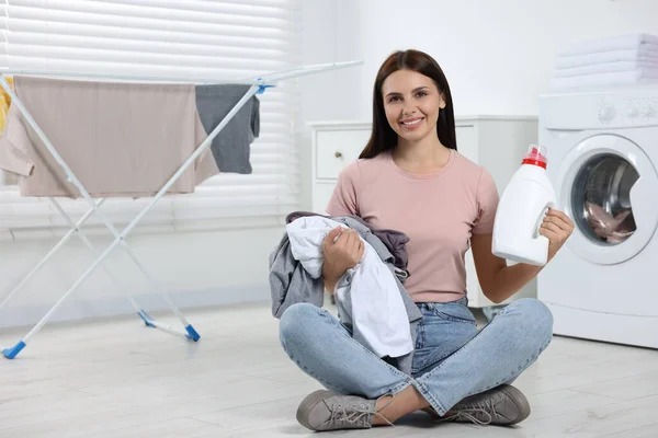 Mulher Sentada Chão Perto Máquina Lavar Roupa Segurando Amaciador Tecido — Fotografia de Stock
