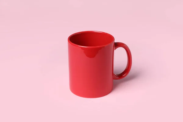 Egy Piros Kerámia Bögre Rózsaszín Háttér — Stock Fotó