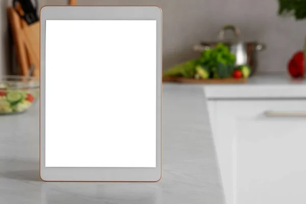 Nowoczesny Tablet Czystym Ekranem Białym Marmurowym Stole Kuchni Miejsce Tekst — Zdjęcie stockowe