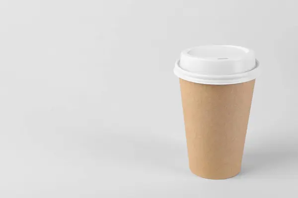 薄い背景にプラスチック蓋付き紙カップ テキストのためのスペース コーヒーを飲みに — ストック写真