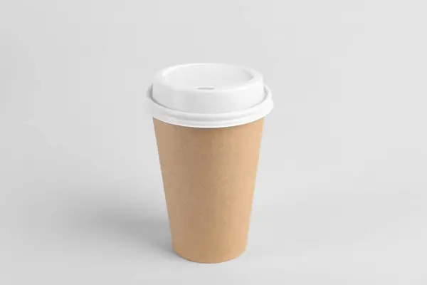 Papírpohár Műanyag Fedéllel Könnyű Háttérrel Kávét Elvitelre — Stock Fotó