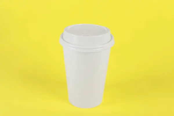 Taza Papel Con Tapa Plástico Sobre Fondo Amarillo Café Para — Foto de Stock