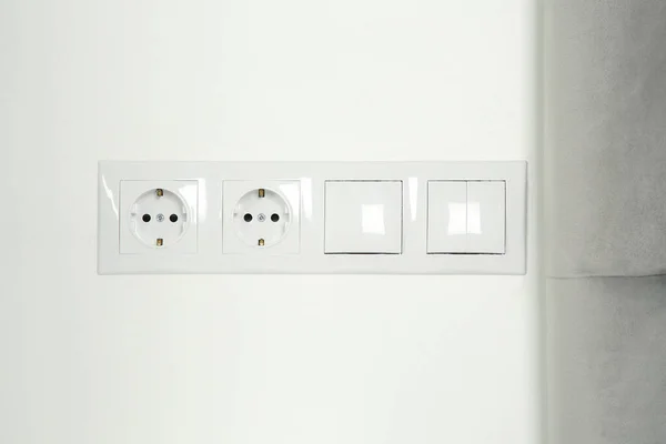 室内白墙的电灯开关和电源插座 — 图库照片