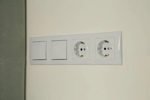 Beyaz Duvardaki Elektrik Düğmeleri Prizler Kapalı — Stok fotoğraf