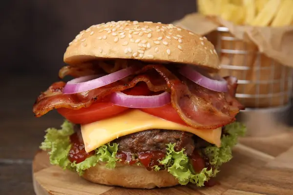 Smaczny Burger Bekonem Warzywami Pasztetem Drewnianym Stole Zbliżenie — Zdjęcie stockowe