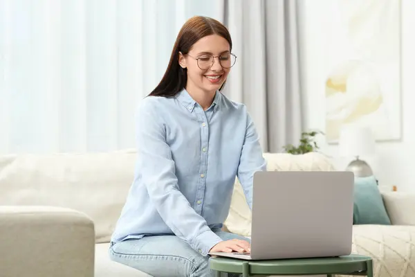 Χαμογελαστή Γυναίκα Κομψά Γυαλιά Εργασίας Φορητό Υπολογιστή Στο Σπίτι — Φωτογραφία Αρχείου