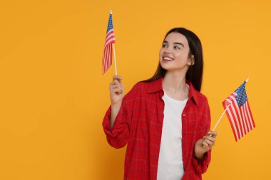 4 Temmuz - ABD 'nin Bağımsızlık Günü. Sarı arka planda Amerikan bayraklı mutlu kız, mesaj için yer