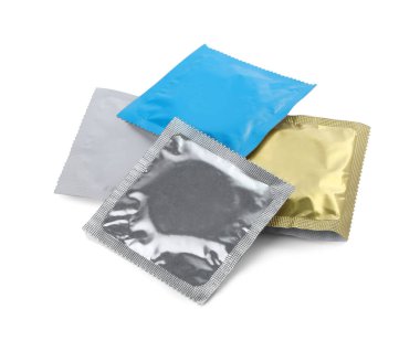 Prezervatif paketleri beyaza izole edilmiş. Güvenli seks.