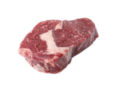 Beyaza izole edilmiş taze et parçası.