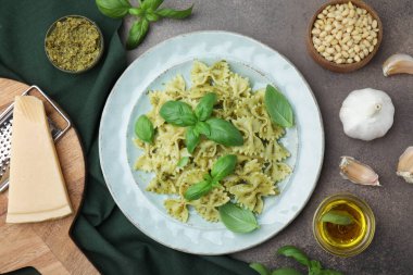 Pesto soslu lezzetli makarna ve koyu dokulu masa malzemesi.