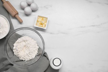 Beyaz mermer masa üzerinde lezzetli baklava yapmak için farklı malzemeler, düz yatak. Metin için boşluk