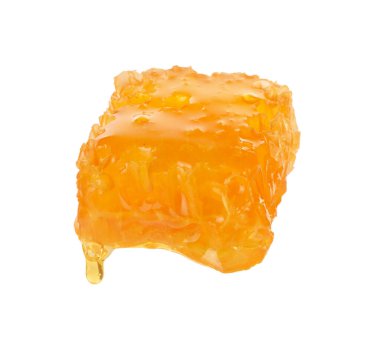 Lezzetli ballı doğal bal peteği beyaza izole edilmiş.