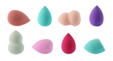 Beyaz üzerine izole edilmiş farklı makyaj süngerleri.