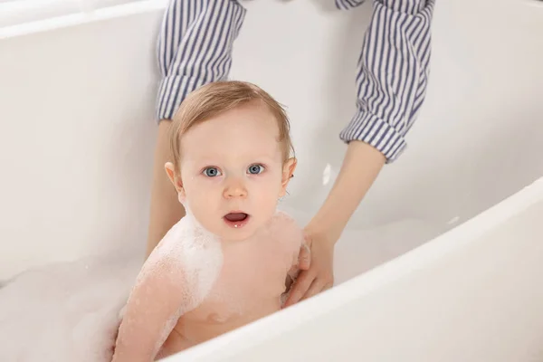 Carino Piccolo Bambino Che Bagno Nella Vasca Casa — Foto Stock