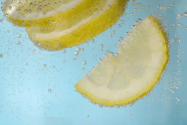 Сочные Ломтики Лимона Содовой Светло Голубом Фоне Крупным Планом — стоковое фото