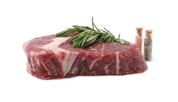 鲜牛肉片 迷迭香和香料在白肉上分离 — 图库照片