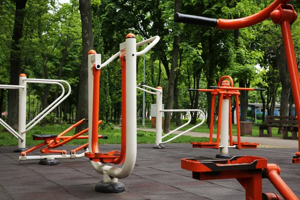 Empty Outdoor Gym Air Walker Push Bars Rowing Machine Double — Stock Photo, Image