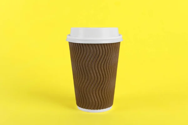 Copo Papel Marrom Com Tampa Plástico Fundo Amarelo Café Para — Fotografia de Stock