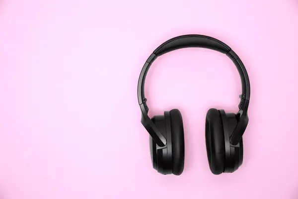 Modern Wireless Headphones Pink Background Top View Space Text — Stock Photo, Image
