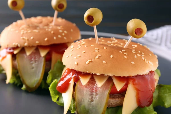 Mignon Hamburgers Monstrueux Sur Plaque Gros Plan Halloween Fête Nourriture — Photo