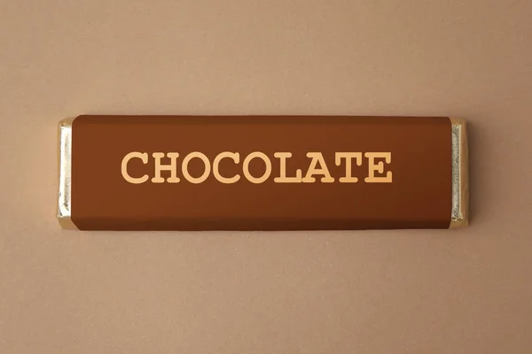 茶色の背景 トップビューに包装中のチョコレートバー — ストック写真