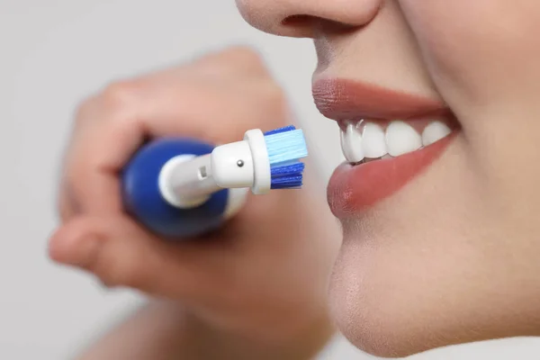 Woman Brushing Her Teeth Electric Toothbrush White Background Closeup — Stock Photo, Image